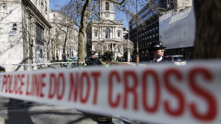 Napad nožem u Londonu, napadač pet osoba izbo na zabavi, policija ga traži