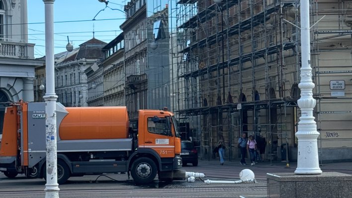 Kamion Čistoće 'počistio' i rasvjetni stup na Trgu bana Jelačića