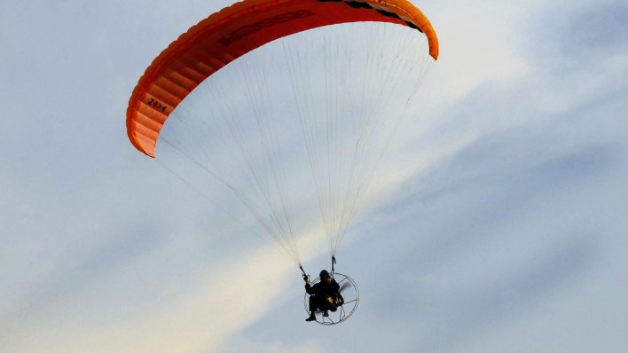 Paraglajder zapeo u krošnji drveta, pilot skočio na automobil ispod sebe