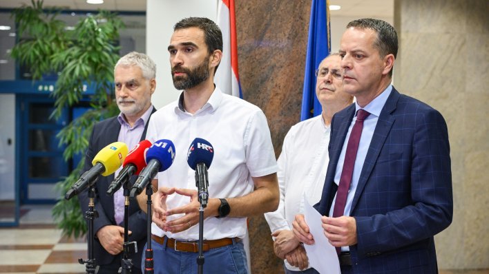 Nakon pet i pol sati iza zatvorenih vrata sindikati i ministarstvo se dogovorili