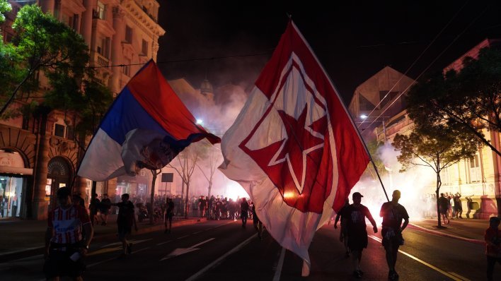 Kaos u Beogradu, Delije na skuterima u osvetničkom napadu na Grobare