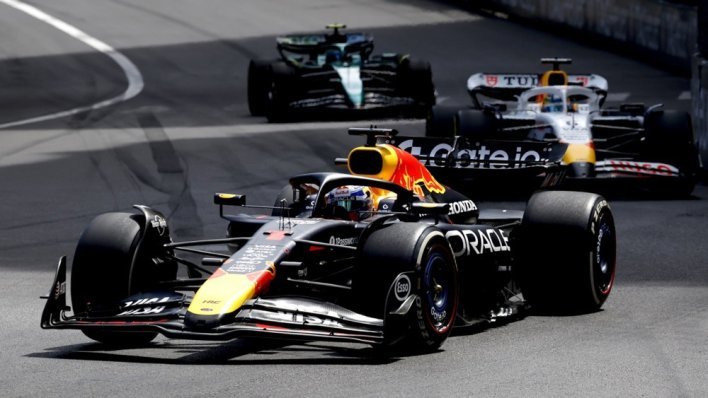 Max Verstappen najbrži, Charles Leclerc izletio i Ferrarijem se zabio u zid