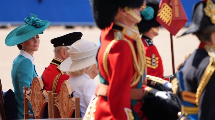 Uhvaćeni u trenutku: Kate Middleton usred parade koketirala s Williamom