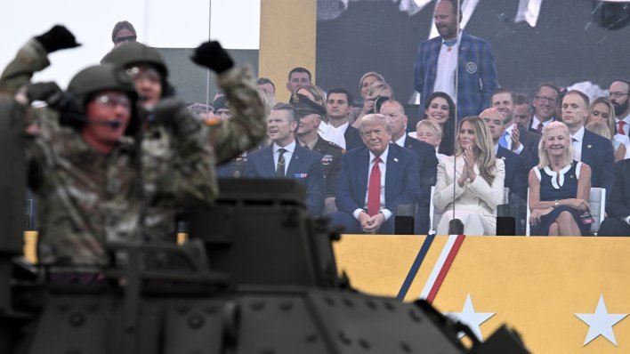 Trump vojnu paradu promatrao iza neprobojnog stakla, a onda zaprijetio Iranu