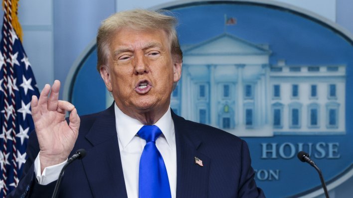 Trump sasuo paljbu po Putinu: Zasipa nas s puno s****!