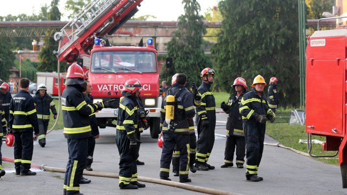 Automobil se zaključao, a beba ostala u njemu. Brzo reagirali vatrogasci