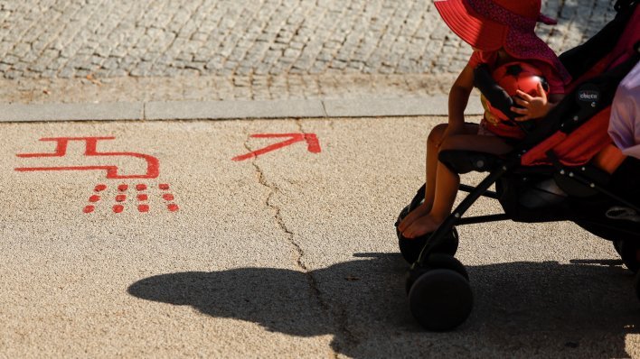 Dvogodišnjak umro nakon što ga je otac ostavio u vrelom automobilu
