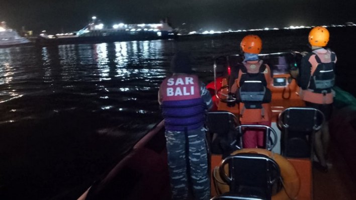 Potonuo trajekt kod Balija: Četiri osobe su poginule, traje potraga za 38 nestalih