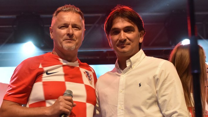 OBOŽAVA NJEGOVE PJESME
