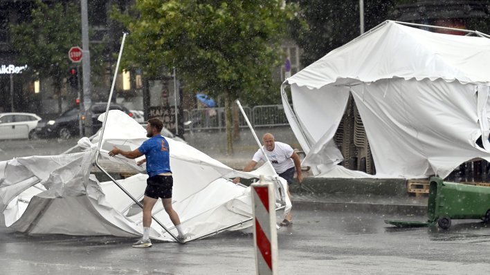 Nevrijeme protutnjalo i Beogradom: Vjetar otpuhao 'Ćacilend', pala i dizalica