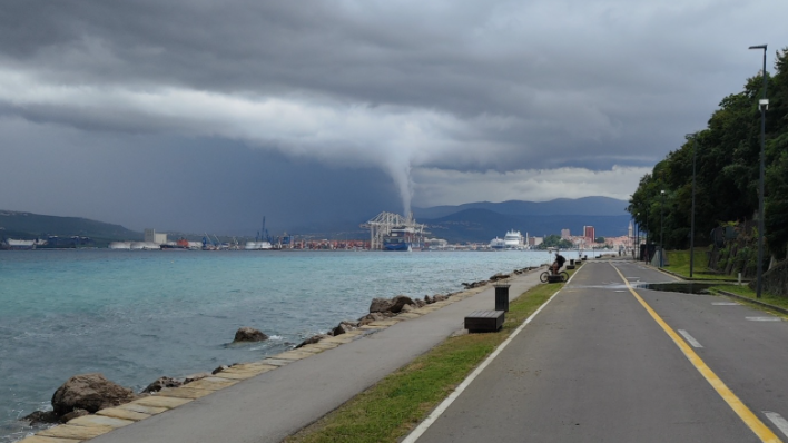 U Sloveniji snimljen tornado? Pojavile se jezive snimke, zadnji je uzrokovao štetu