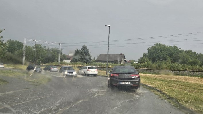 Dvije osobe u Splitu teško ozlijeđene; nevrijeme protutnjalo i kroz Slavoniju