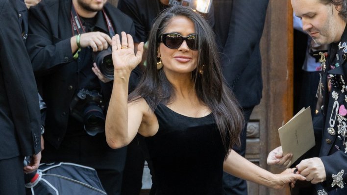 Modni trijumf: Salma Hayek zablistala u haljini o kojoj sanjaju chic Francuskinje