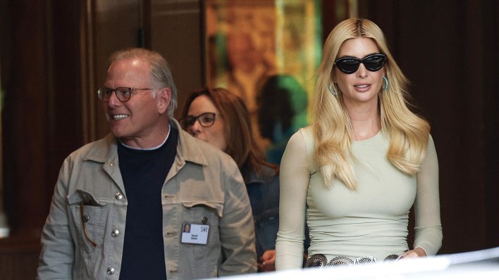 Ivanka Trump zablistala na okupljanju moćnika u pripijenoj haljini s cool detaljem