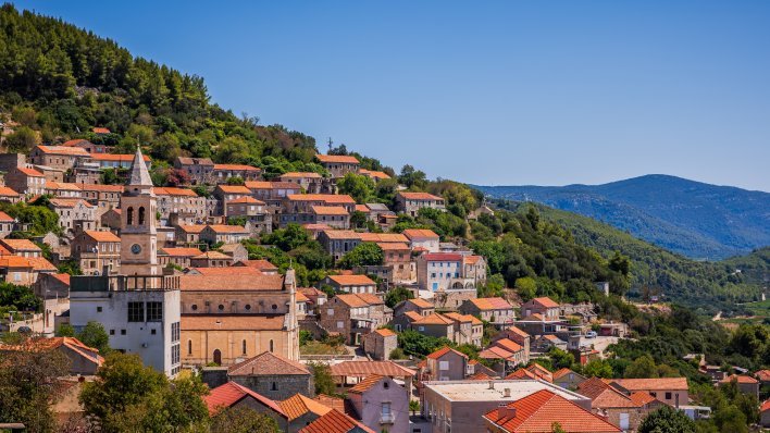 Izložba 'Kritički turizam' propituje neplansku turistifikaciju u Korčuli