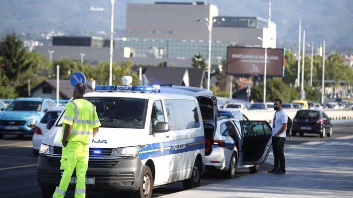 Sudar kamiona i auta na Mostu slobode, stvaraju se velike gužve