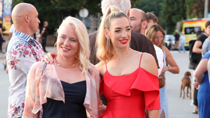 Odvažan look: SDP-ovka u crvenoj haljinici i srebrnim štiklama ukrala show