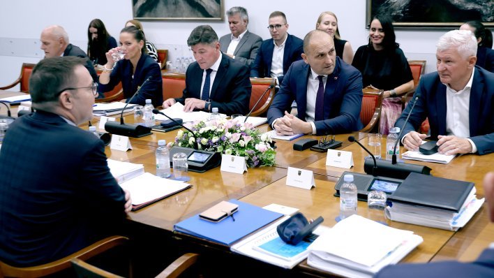 Odbor satima raspravljao pa podržao zakone o vojnom roku. Oporba i pučka pravobraniteljica ukazali na dva problema