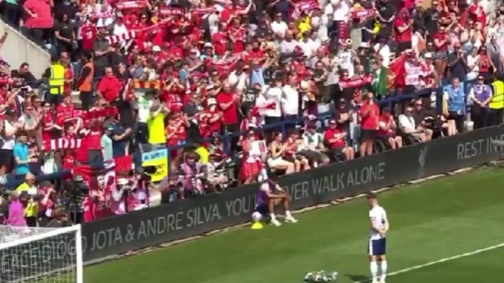 Pogledajte trenutak za povijest! Protivnički igrač je došao pred navijače Liverpoola i samo je stajao bez riječi