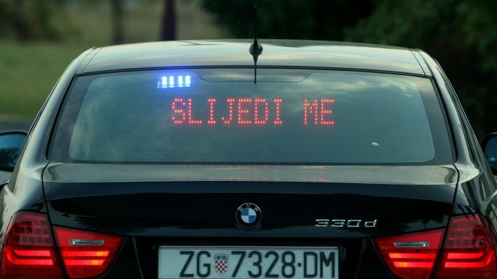 jurili po cesti