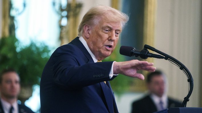 Trump završio kod liječnika; pregledan zbog oticanja nogu i modrica na rukama