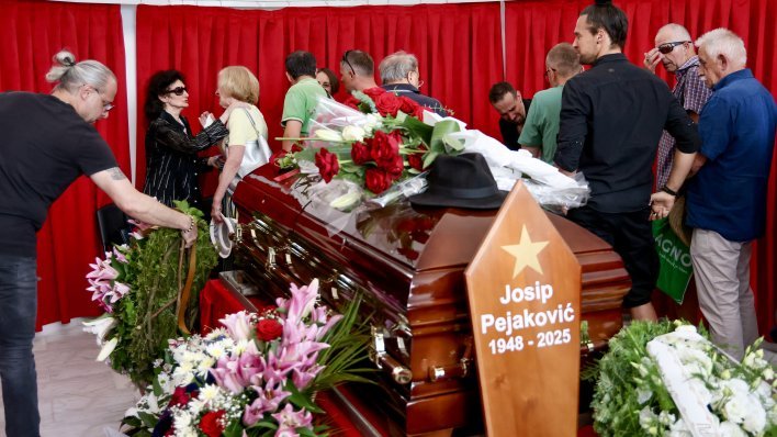 Josip Pejaković sahranjen s petokrakom ispred lijesa, na sprovod došli brojni poznati Bosanci