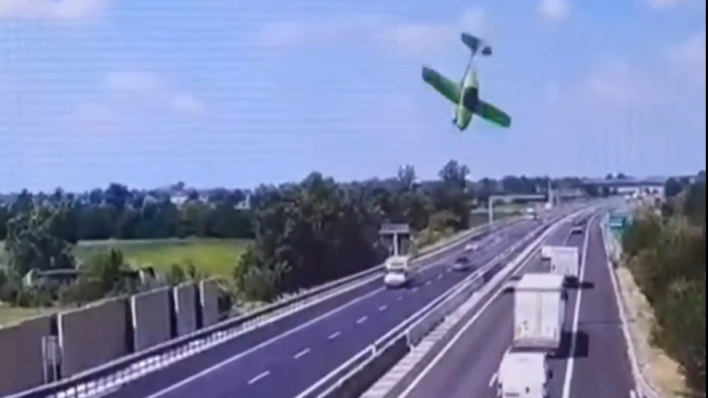 Užas u Italiji: Mali avion zabio se u autocestu, nema preživjelih