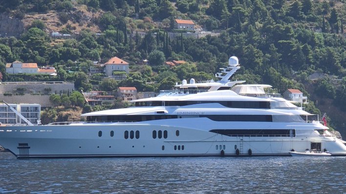 Ispred Dubrovnika usidrena jahta od 78 metara: Za 680.000 eura tjedno i vi možete na njoj ploviti