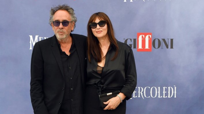 Elegancija u crnom: Monica Bellucci blista u zagrljaju slavnog redatelja