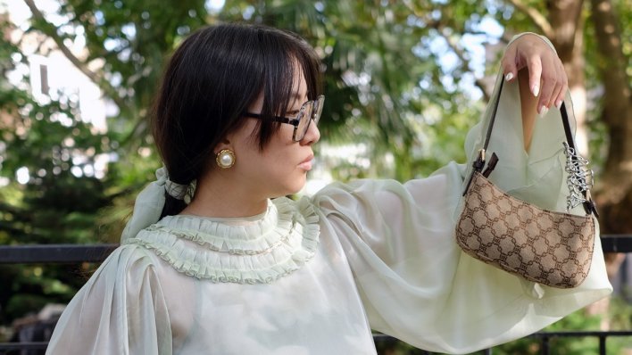 Retro elegancija i boemski šarm: Bluza iz 70-ih postala je najpoželjniji komad sezone