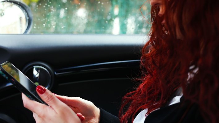 Kraj mučninama u vožnji: Jeste li znali za ove korisne opcije na iPhoneu