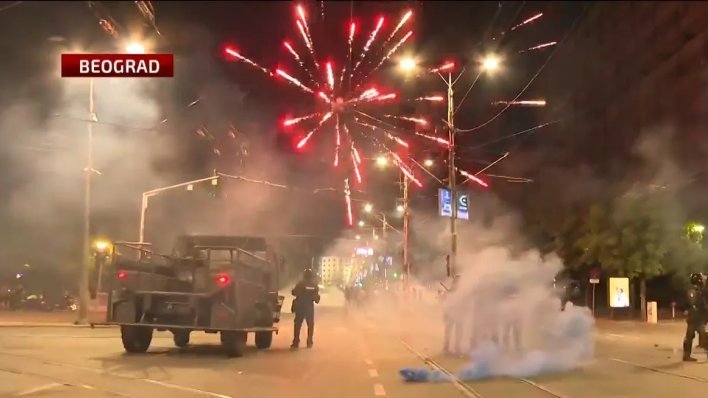 Žandarmerija razbija prosvjede u Beogradu, gore kontejneri, Karleuša evakuirana s koncerta