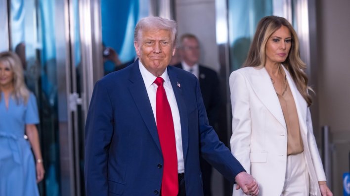 Postao viralni hit: Trump stao na stepenicama, a onda mu je blesimetar otkazao poslušnost