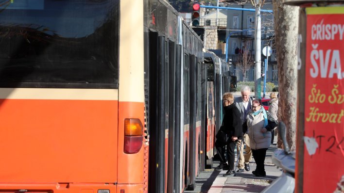 Autotrolej: Autobus udario u stanicu, dječaka zasulo razbijeno staklo