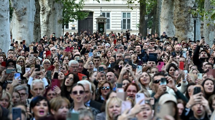 Hrvatska se oprašta od Halida Bešlića: Pogledajte emotivne prizore diljem zemlje