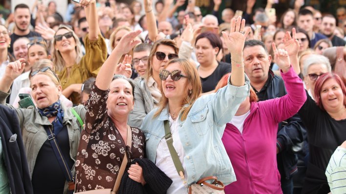 Tuga i ljubav: Pogledajte kako Split pjeva u čast Halidu Bešliću