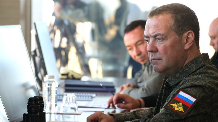 Medvedev nikad oštriji: 'Taj smrdljivi kijevski gad će se skrivati do kraja života!'