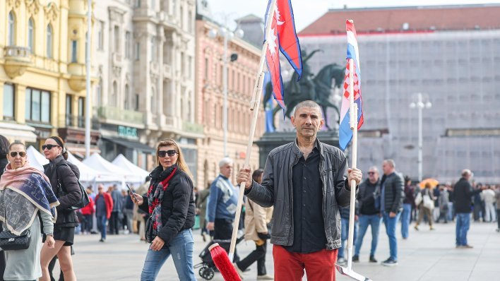Umjetnik s otkazanog festivala nastupio na Jelačićevom trgu: 'Vratimo se drugim postavkama'