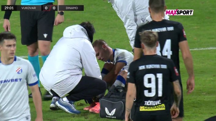 Šok za Dinamo! Pogledajte kako je zvijezda Modrih u bolovima napustila teren