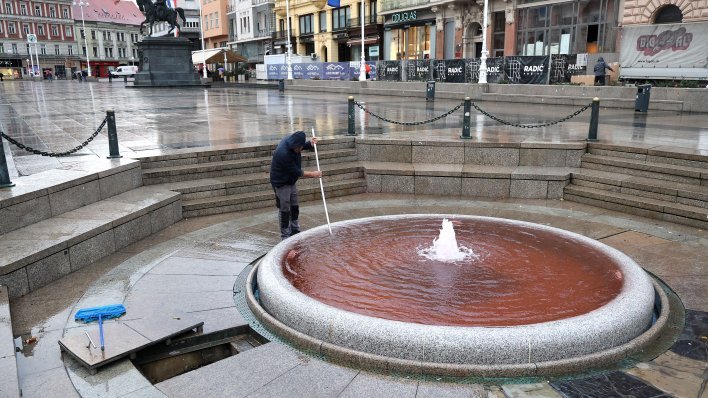 FOTO Prizor u centru Zagreba iznenadio građane: Voda u Manduševcu obojena u crveno