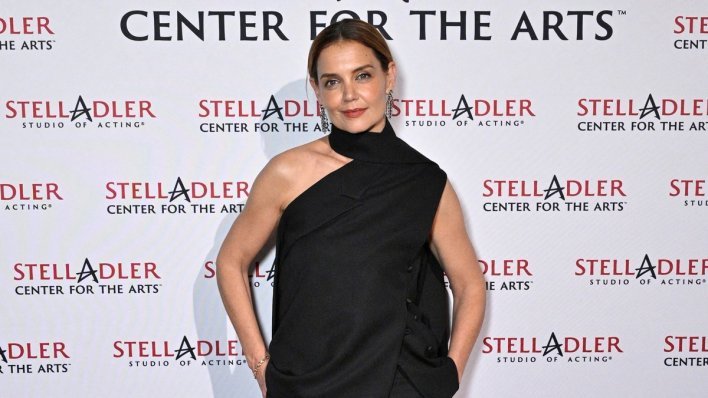 Stajling kraljice ulične mode kao stvoren je za peglanje figure i skrivanje trbuščića