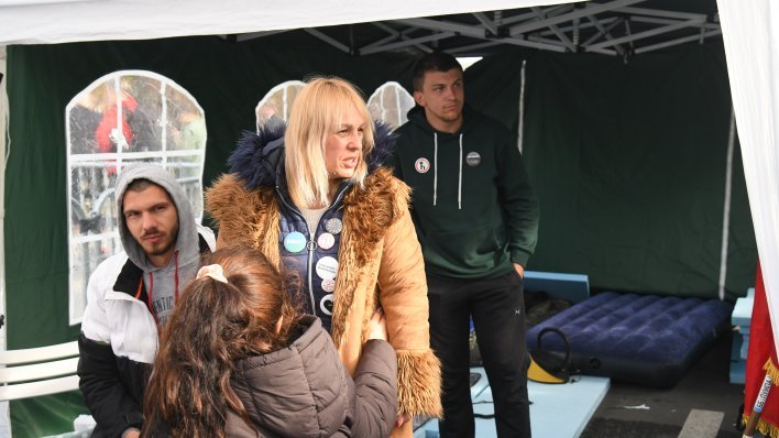 Krenula je sama protiv Vučića, sad je na meti: 'Došli su na groblje, a onda i u crkvu'