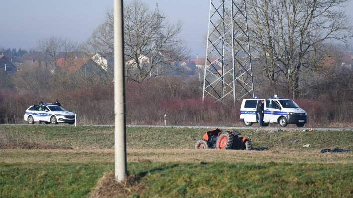 Muškarac poginuo u prevrtanju traktora, kotačima prešao uzbrdicu