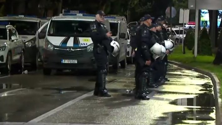 Opsadno stanje u Podgorici! Policija u zadnji trenutak spriječila napad Delija i Grobara na hrvatske navijače