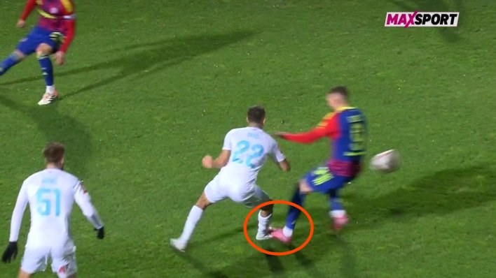 Rebić je već u prvom napadu zgazio igrača Rijeke; sudac se nije oglasio