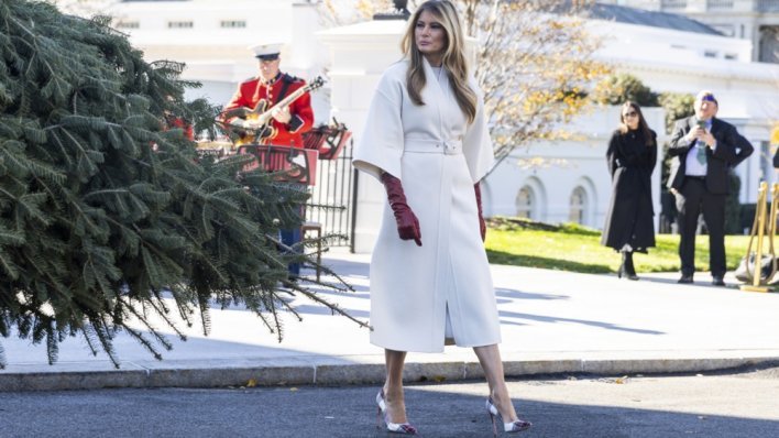 Elegantna božićna odjevna kombinacija Melanije Trump dobila je neugodnu usporedbu