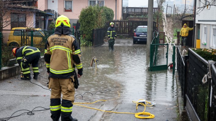 plutaju fekalije i otpad