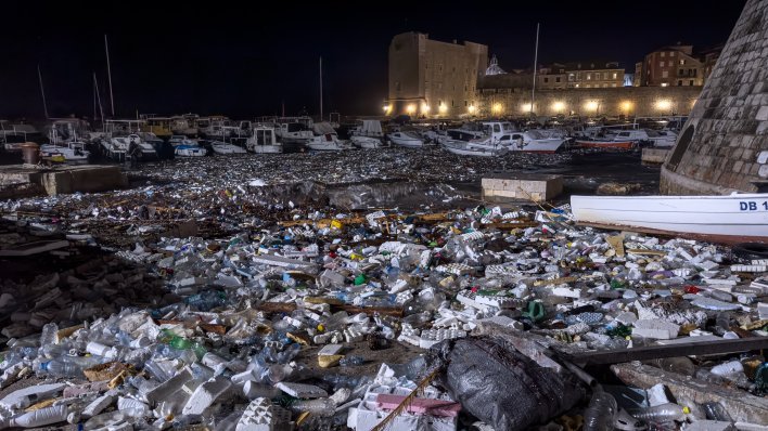 Dubrovnik zatrpan smećem: Jugo nanijelo plastiku i drugi otpad iz Albanije