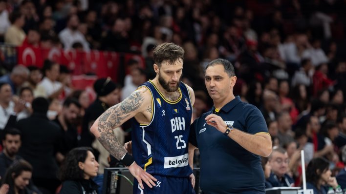 Izbornika BiH na presici pitali treba li se ispričati Srbima za uvrede u Skenderiji; evo što je rekao