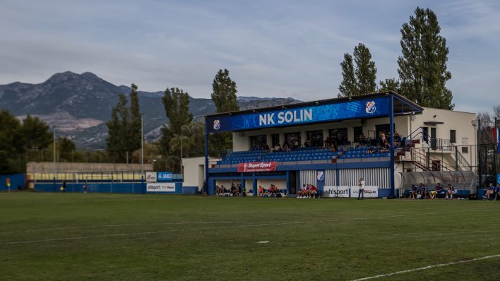 Na nogometnom travnjaku u Hrvatskoj iscrtana svastika